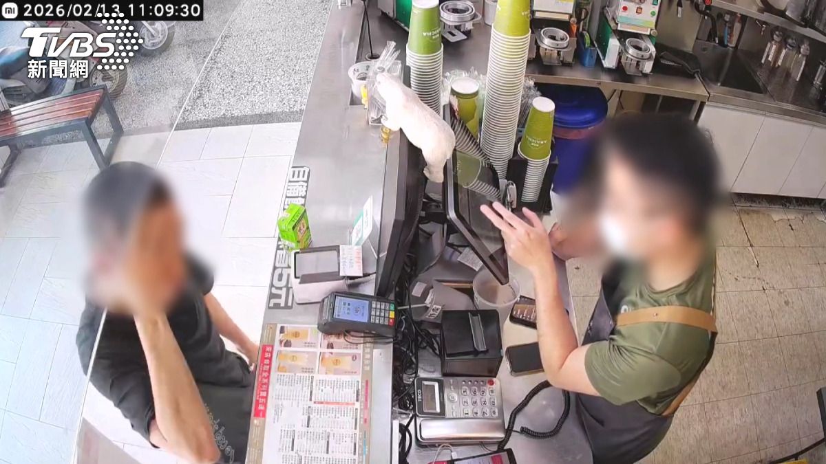整個過程中，男子不停敲打自己的頭並不斷道歉。(圖／店家提供)
