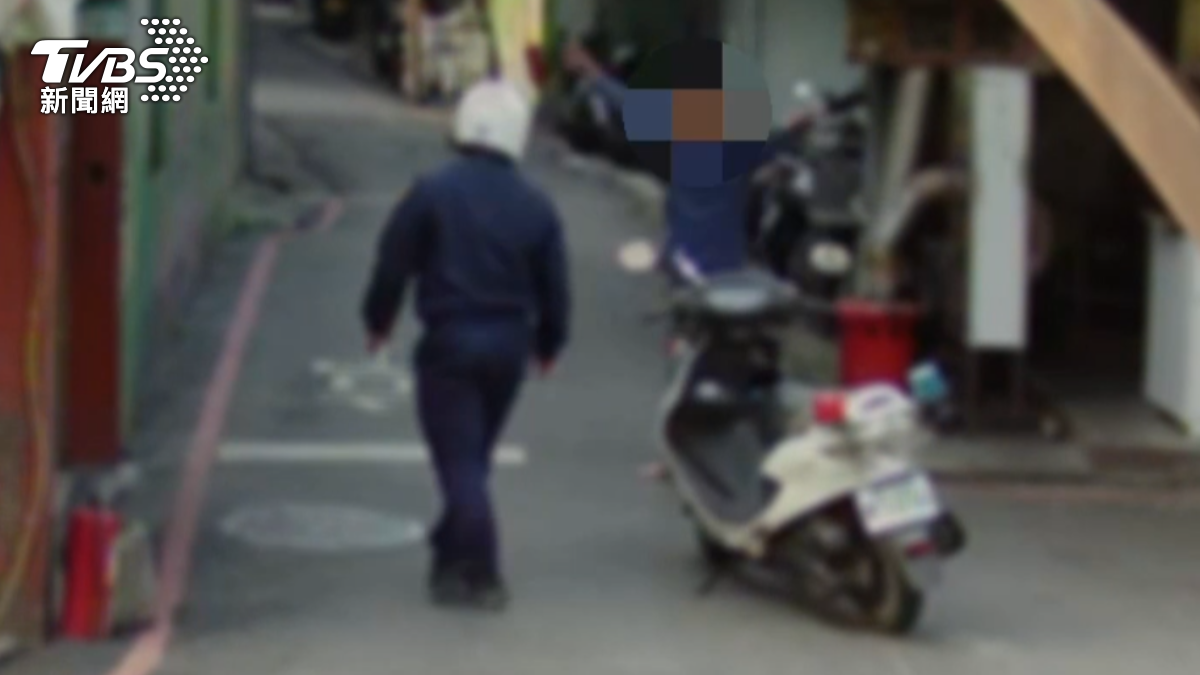 年假第一天下午,男子酒後失控,手持菜刀在街上揮舞咆哮。(圖/TVBS)