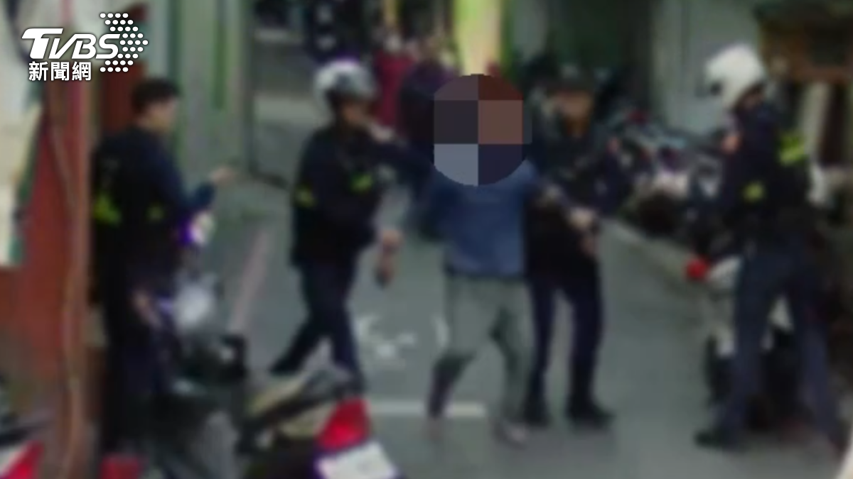 醉漢持刀逛大街,被員警壓制後管束送醫,也要被依社維法裁處。(圖/TVBS)