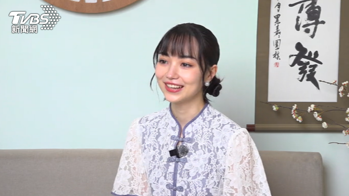 黑嘉嘉接受專訪與觀眾拜年。(圖/焦漢文攝)