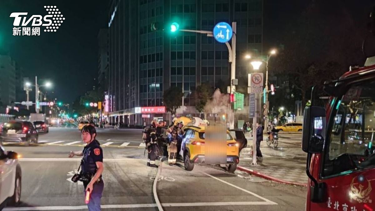 警方在現場疏導交通。(圖/TVBS)