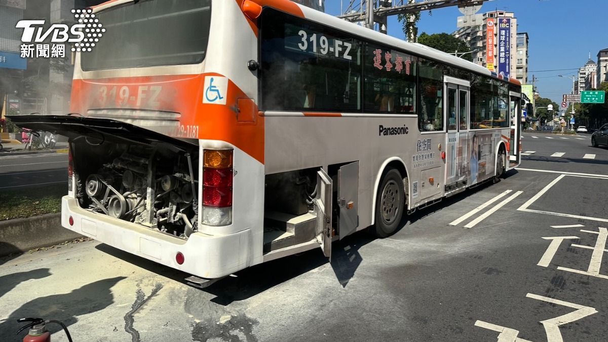 快訊／北市承德路公車引擎竄黑煙　管制兩車道搶救