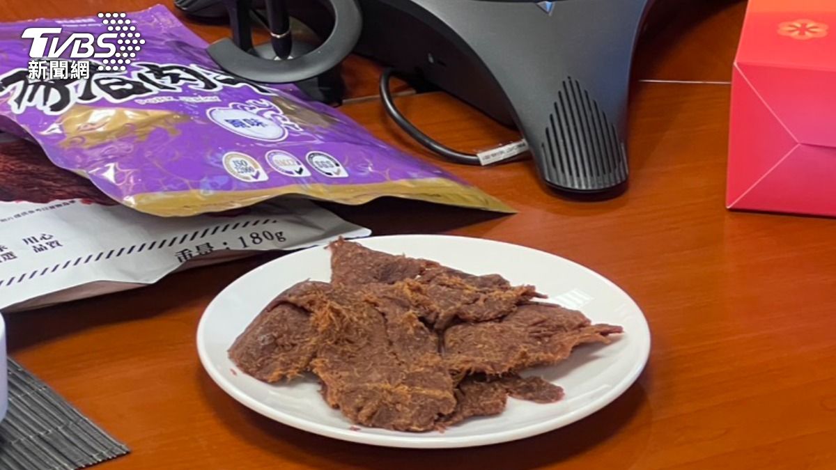 桌上這兩盤是牛肉乾、和豬肉乾。牛肉乾是巴拉圭牛,豬肉乾是台灣豬,林佳龍說這是榮邦計劃的神隊友。(圖/TVBS))