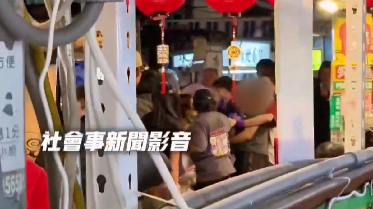 高雄瑞豐夜市經營臭豆腐攤的蔡姓兄弟檔,疑似因客人攜帶外食問題意見不合,在攤位上大打出手。(圖/翻攝_社會事新聞影音)