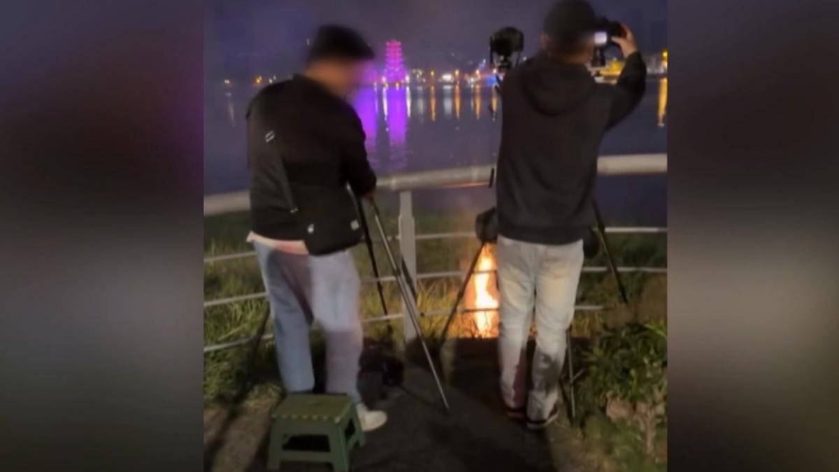 煙火炸過來的時大家瞬間反應不及，而且現場煙火還炸到草叢都燒起來。（圖／翻攝Threads_maomao_1019）