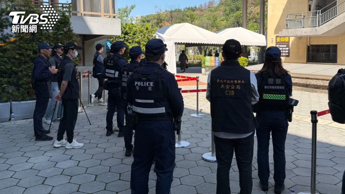 警方現場全程蒐證。（圖／TVBS）