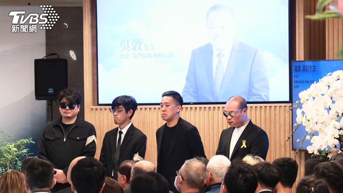 吳敦兒子吳庭言(左一)捧斗。(圖/趙世平攝)