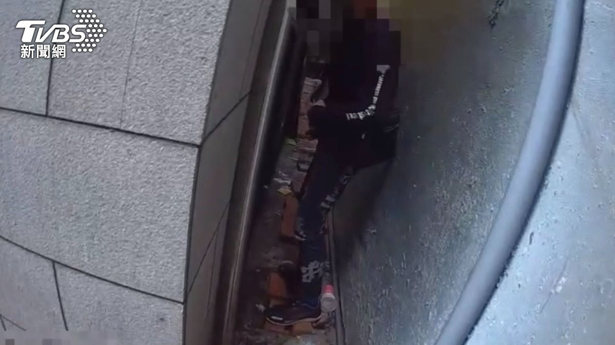 防火巷尿尿被關切！三重通緝犯襲警遭壓制　搜出安毒＋喪屍煙彈
