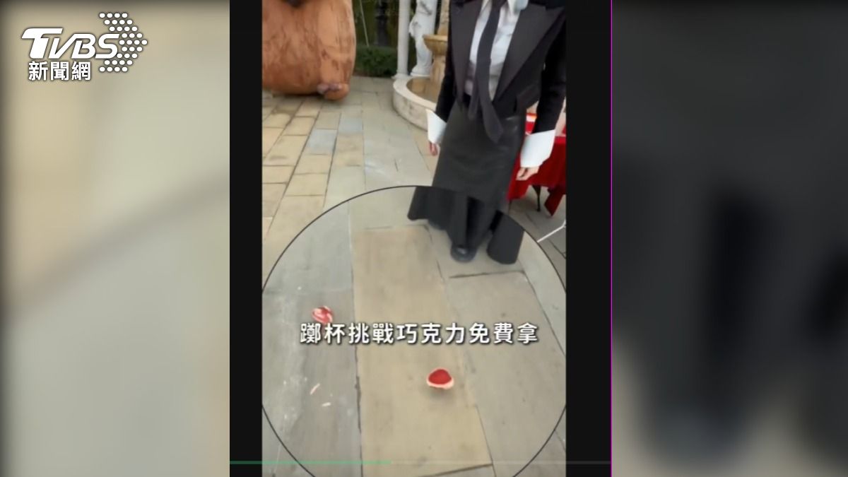 巧克力城堡春節限擲筊巧克力免費拿挑戰。(圖/TVBS)