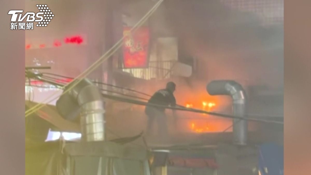 逛街人潮嚇壞!一中商圈雞排店竄火 「炸魷魚英雄」爬屋頂秒救援。(圖/TVBS)