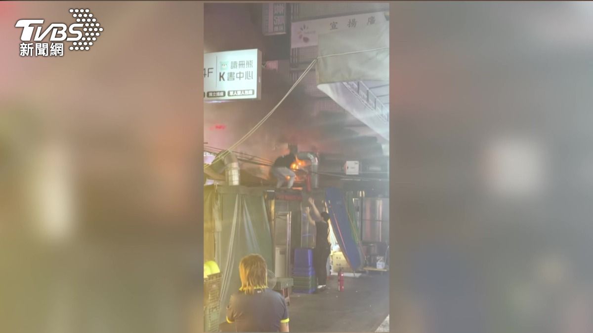 疑廢油鍋引燃火舌竄天 6人聯手撲滅驚險畫面 。(圖/TVBS)