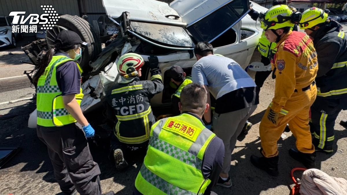 男駕駛受困在車內。(圖/TVBS)