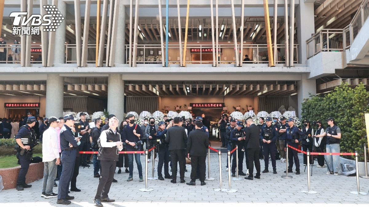 吳敦告別式有警察盤查。(圖/趙世平攝)