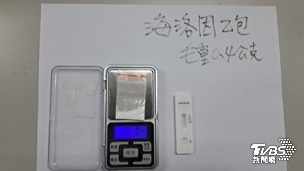 警方在顏男機車內查獲海洛因等毒品。(圖/TVBS)