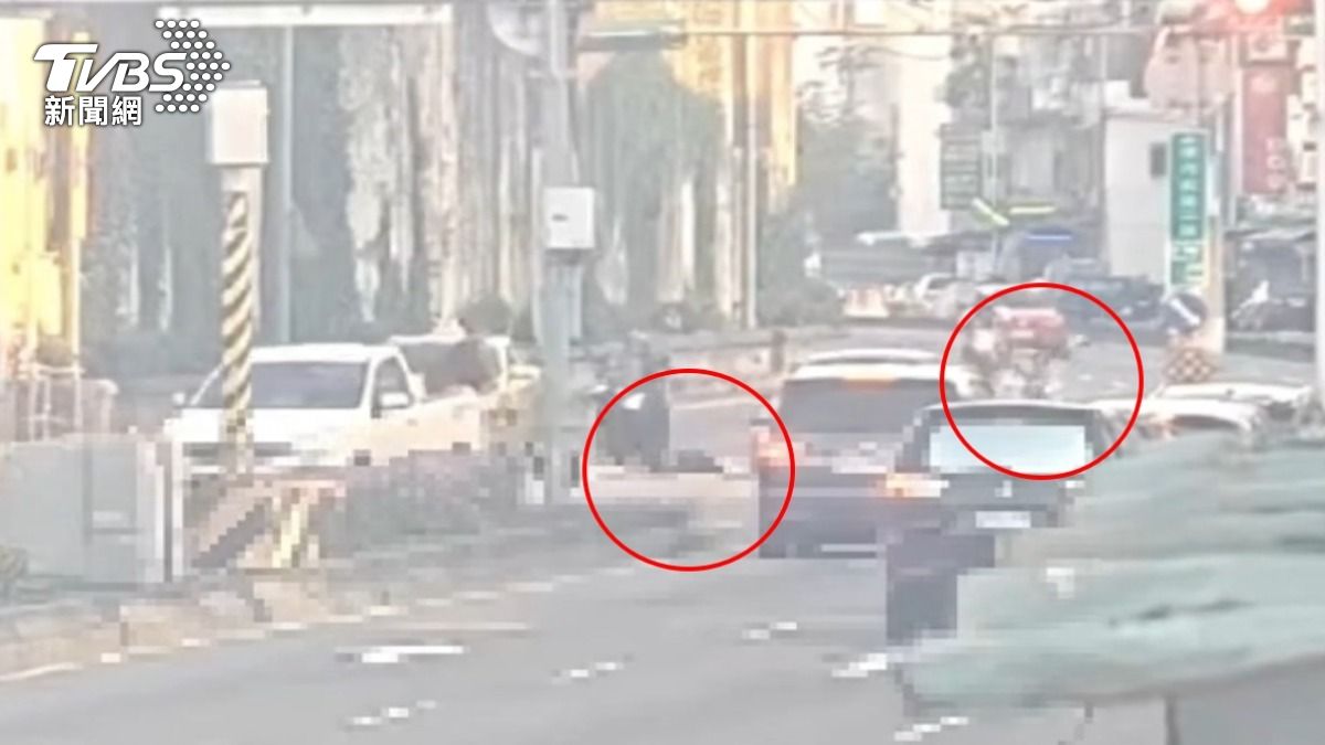 駕駛闖紅燈撞傷過馬路行人、單車騎士,待綠燈後肇逃。(圖/TVBS)