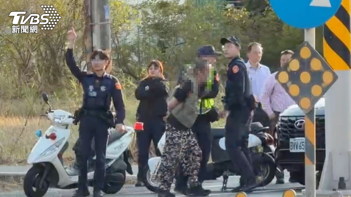 獨／驚險小年夜！警車「半路截殺」圍捕現行犯　壓制畫面曝