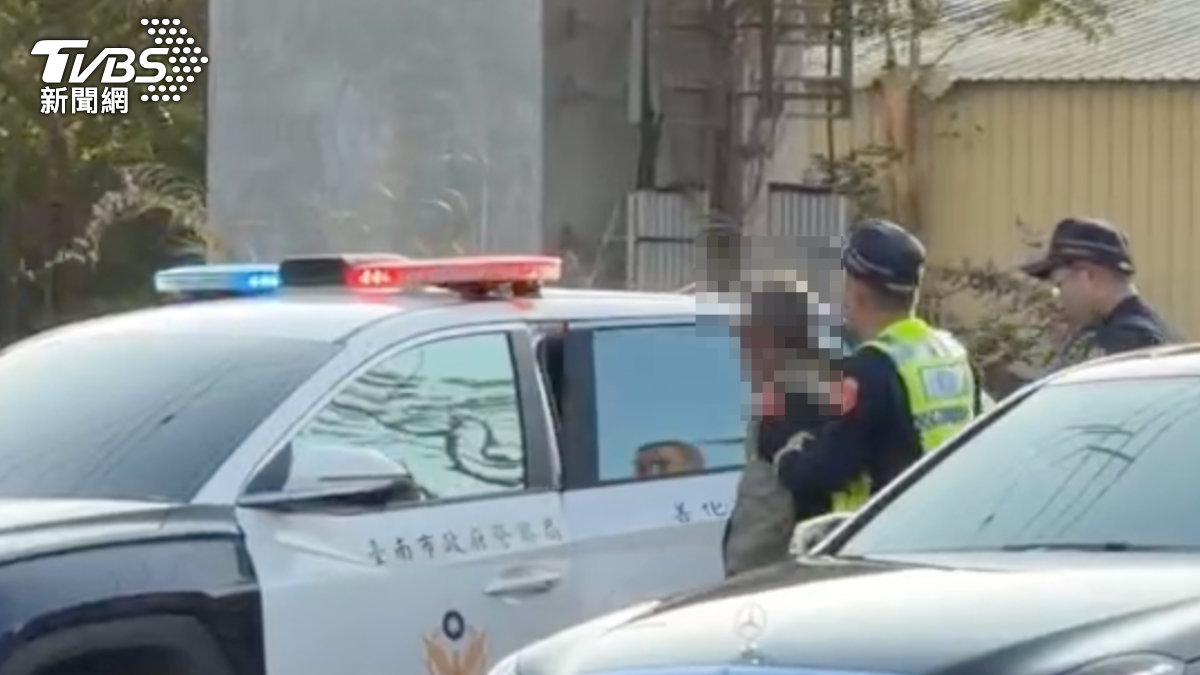 男子被壓制帶上警車。(圖/TVBS)