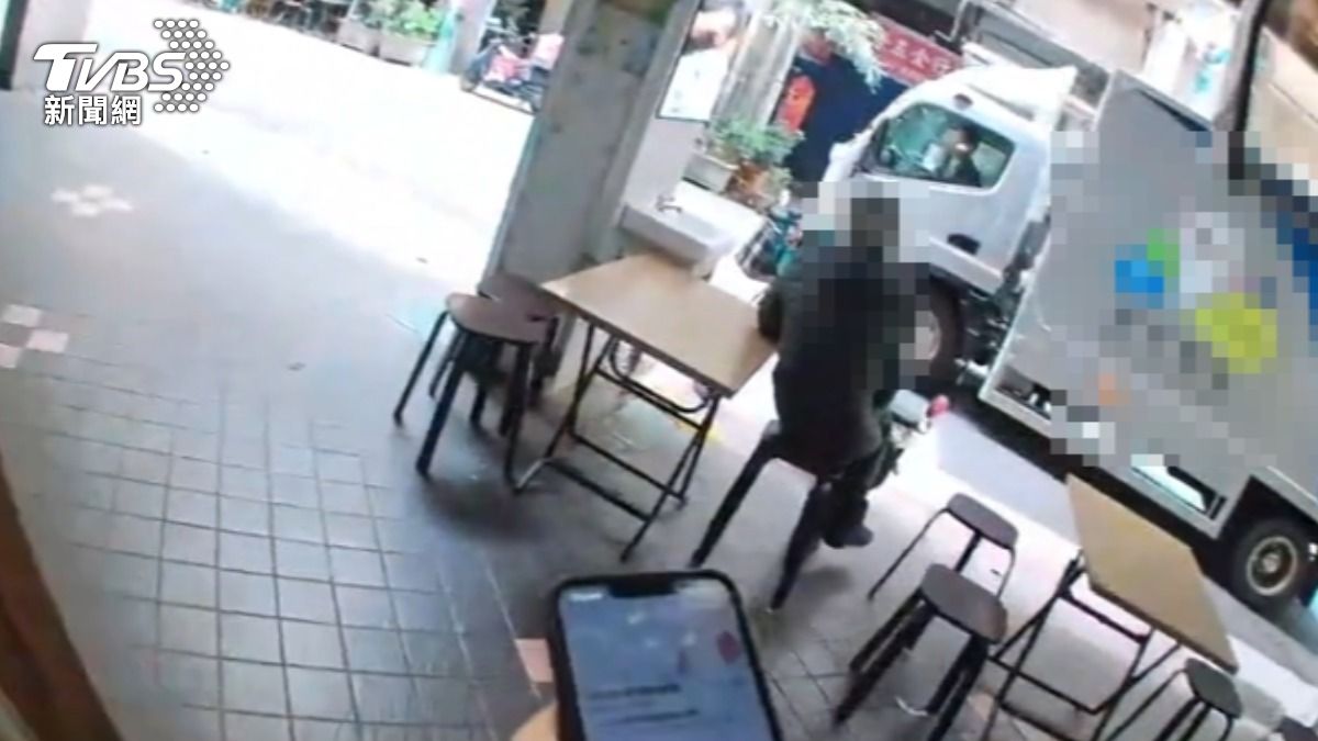 外送員接單後趕往指定地點,卻發現客人圖釘錯誤,反怪送餐太久。(圖/TVBS)