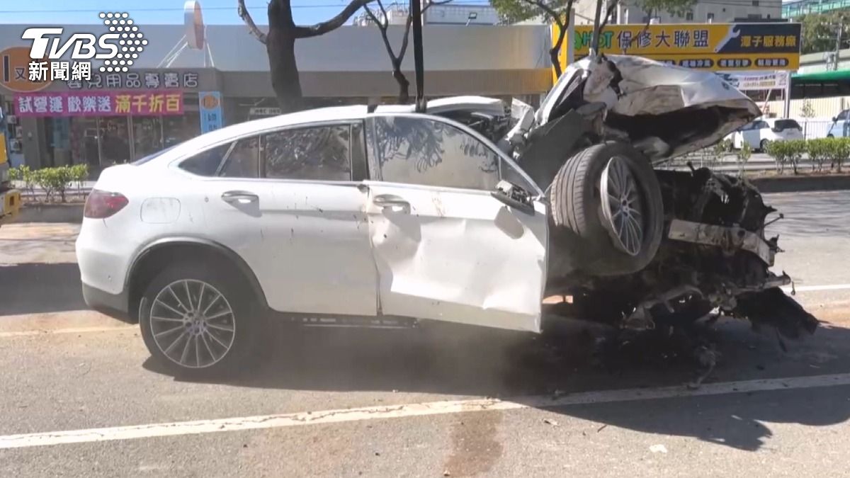 肇事休旅車高速撞上路樹翻車，前輪擠壓位移到車窗高（ＴＶＢＳ／圖）