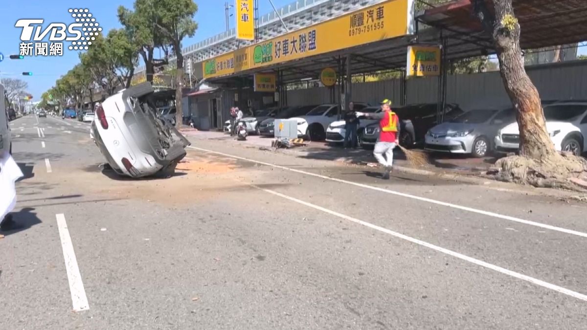 肇事休旅車高速撞上路樹翻車，差點撞進路旁中古車行（ＴＶＢＳ／圖）