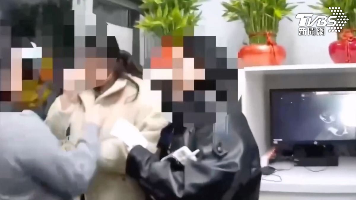 韓國籍女子遺失男友贈送的手製錢包,員警協助尋回,喜極而泣。 (圖/TVBS)