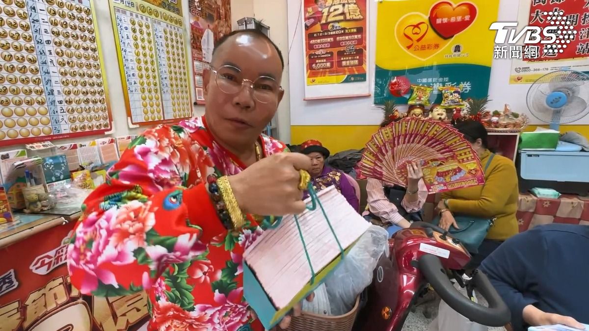 竹北吊車大王胡漢龑，今年同樣準備200萬，大手筆購買2000元刮刮樂。 (圖／TVBS)