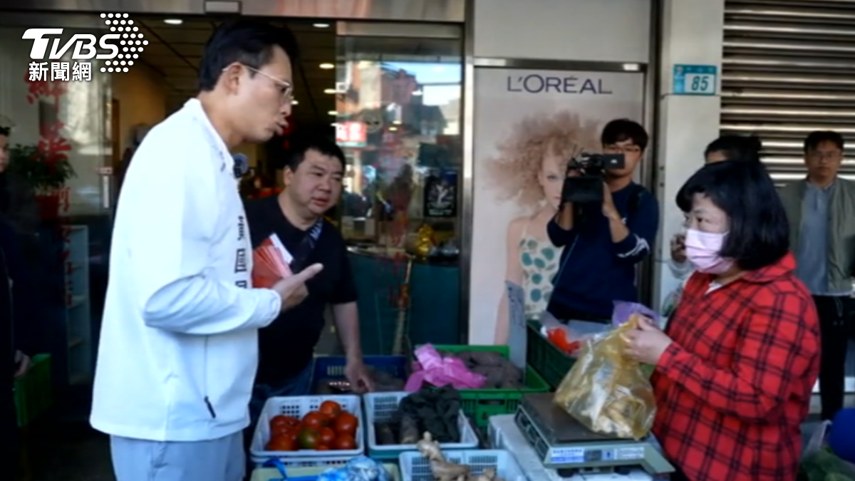 黃國昌掃街兼買菜,卻將夫人交代的「蒜仔」買成蒜頭。(圖/TVBS)