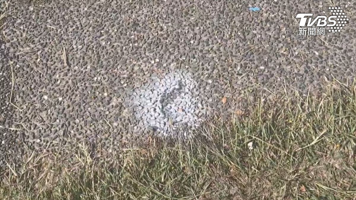 重回高空煙火變蜂炮的現場,地面仍清楚可見落焰痕跡。(圖/TVBS)