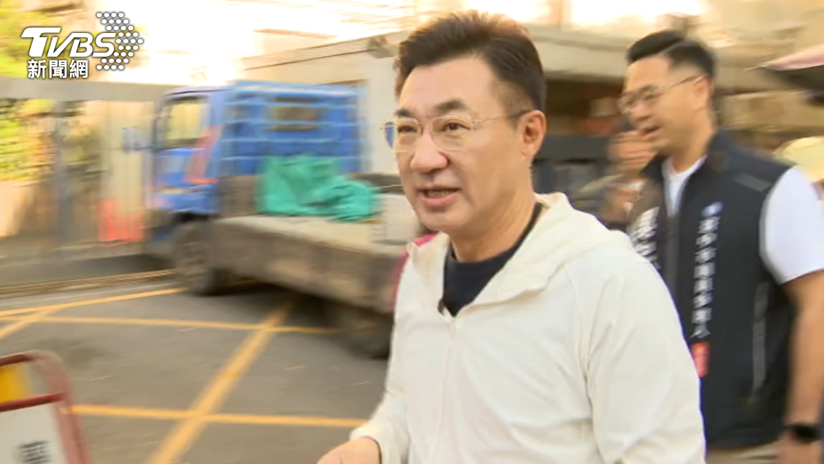 江啟臣小年夜赴市場掃街發福袋，與楊瓊瓔隔空拚場。（圖／TVBS）
