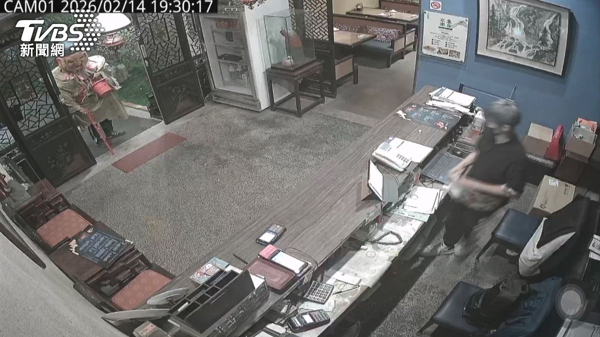 過年限定？詭異土地公「不出聲搖鈴討紅包」　專家：扮演者恐遭反噬。(圖／店家提供)