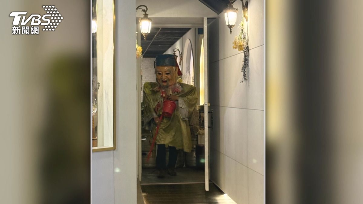 詭異人偶闖店要錢！專家：恐遭反噬。(圖／店家提供)