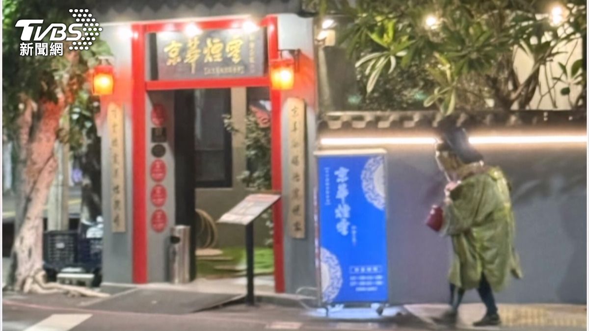 這名人偶每年過年期間必定會出現，樣式都一模一樣，只是發現衣物越來越老舊。(圖／店家提供)