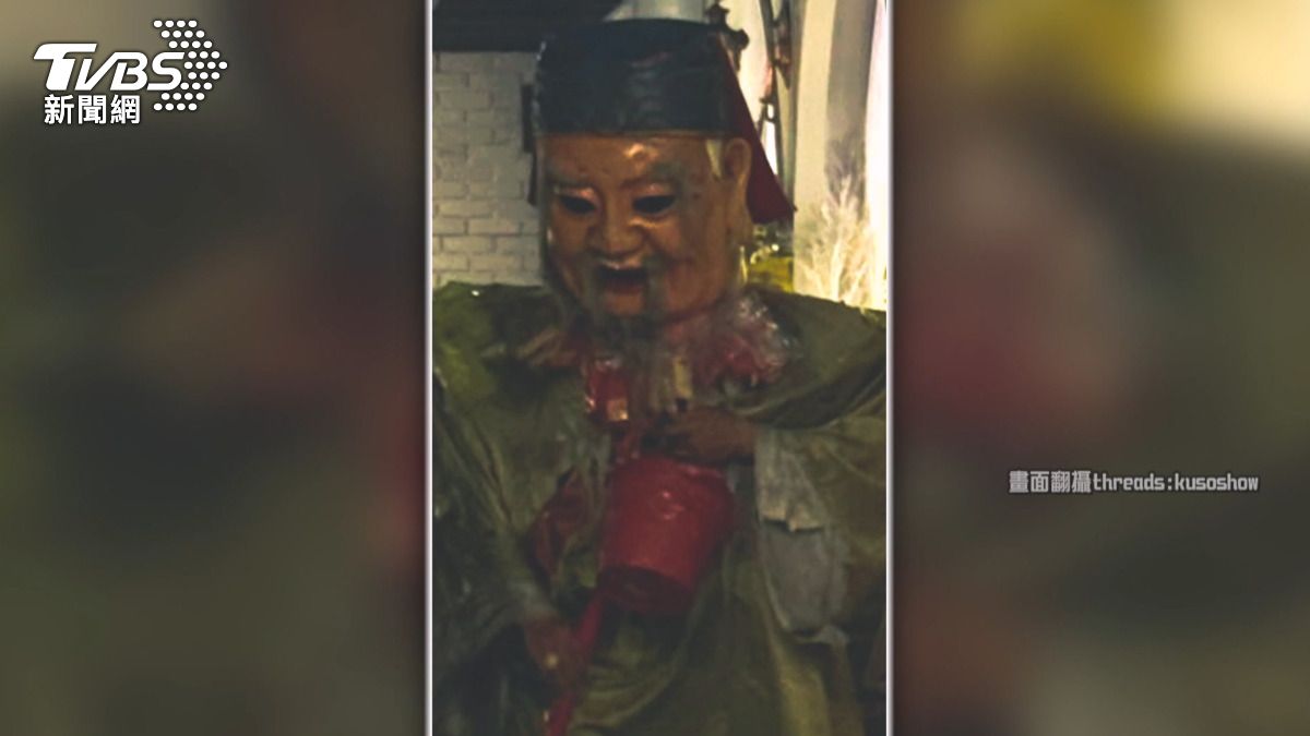 其他餐廳店家也反映，若不理會這名人偶，對方就會直接進入店內，容易嚇到客人。(圖／店家提供)