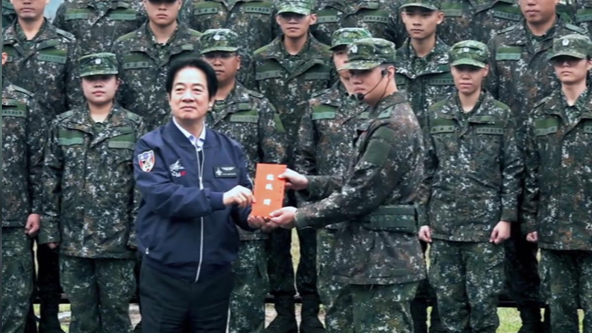 賴清德感謝國軍堅守崗位,強調有官兵守護國人才能安心過年。(圖/總統府)