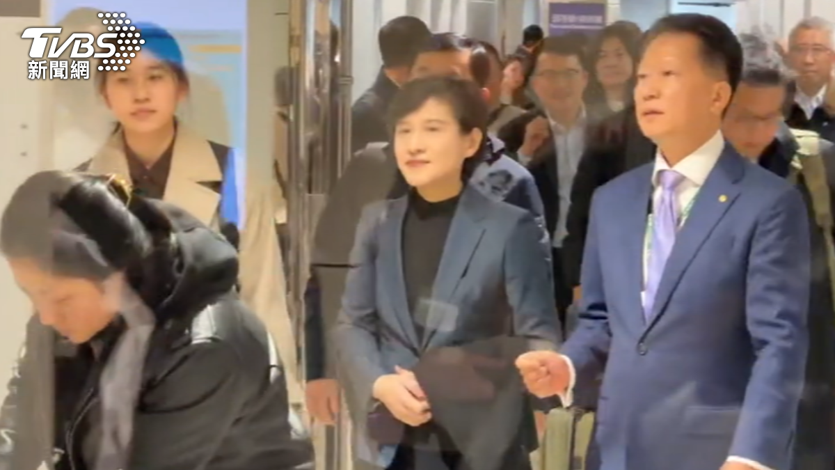 鄭麗君赴美簽署台美貿易協定後返抵國門,神情輕鬆。(圖/TVBS)