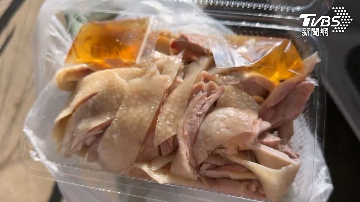 市場很多顧客全是衝著鮮嫩油亮的雞肉而來,卯足全力搶購。(圖/TVBS)