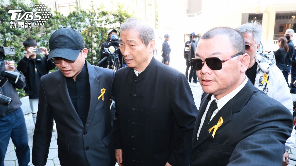 張安樂(中)送別吳敦。(圖/趙世平攝)