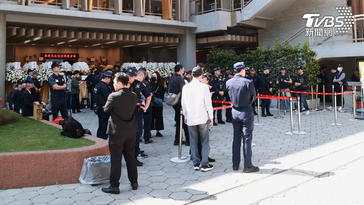吳敦告別式警力充足。(圖/趙世平攝)
