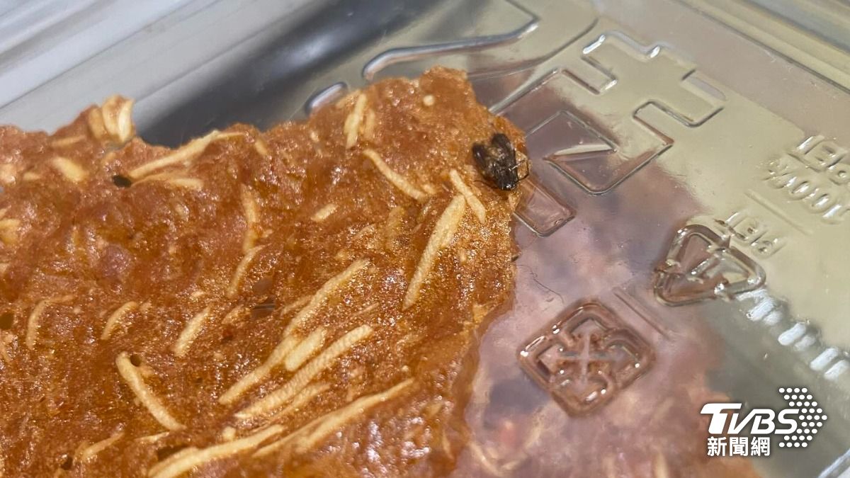 有人買肉乾,卻發現疑似有黑蟲夾在裡面。(圖片來源/民眾提供)