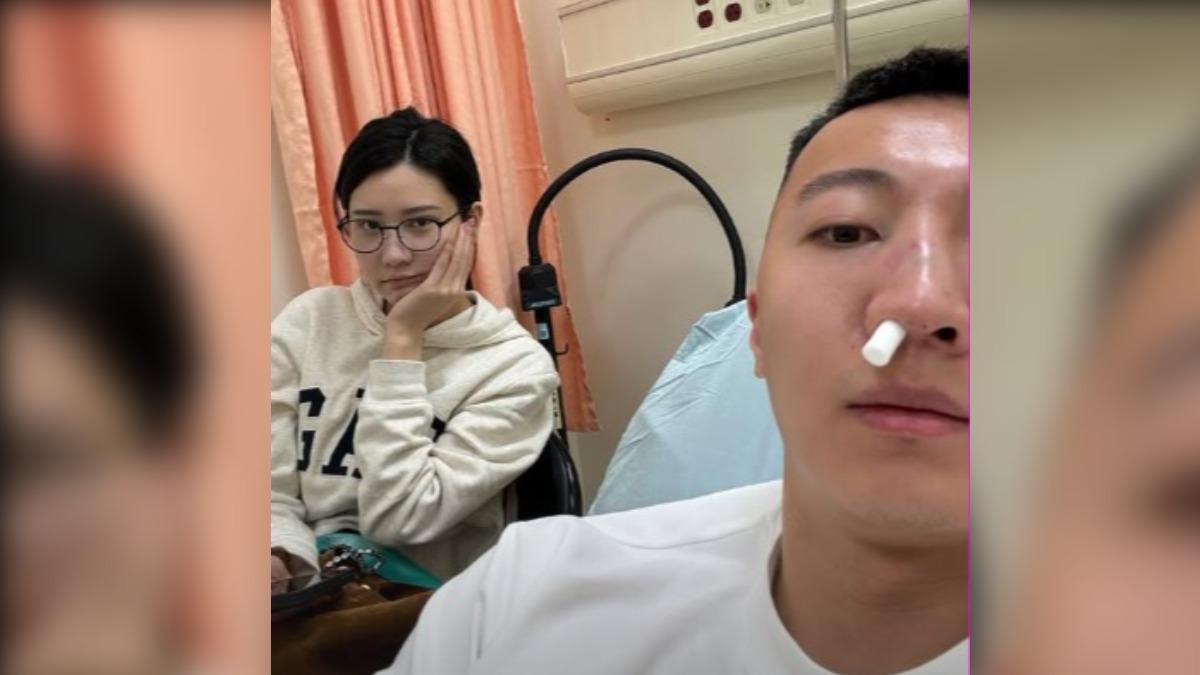 簡祐哲個人社群發出住院的照片。(圖/TVBS)