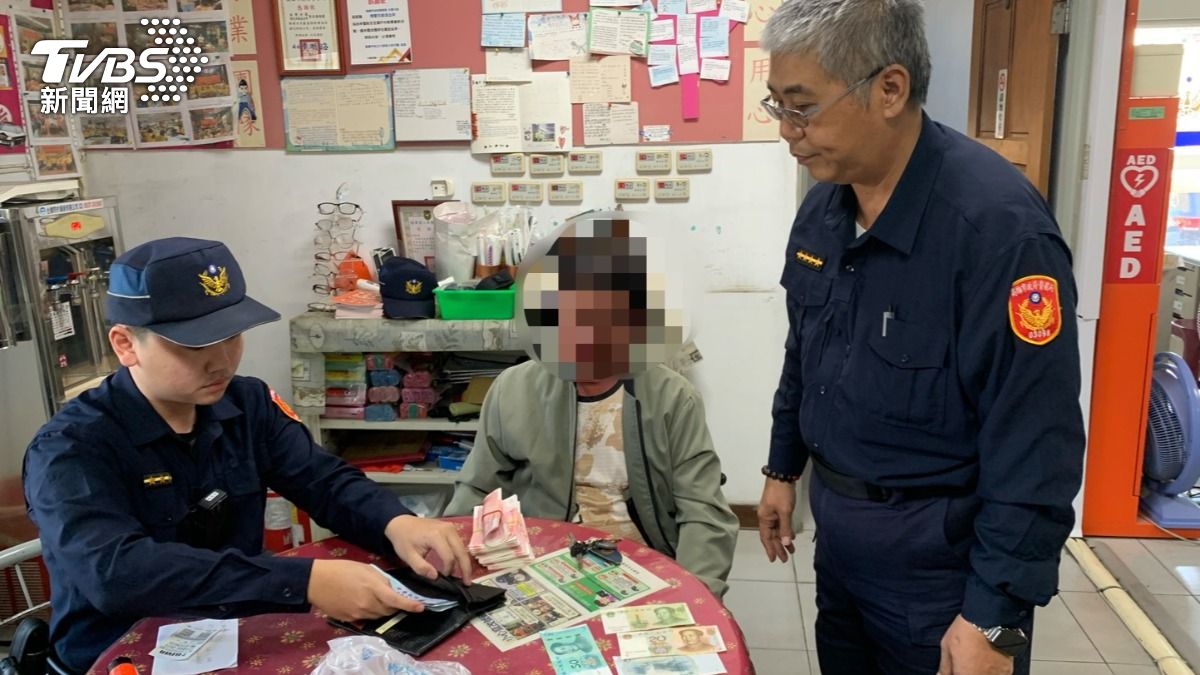 男子掉落1萬新台幣,以及1萬多元人民幣,換算後共計5萬多元台幣,全數找回。(圖/TVBS)