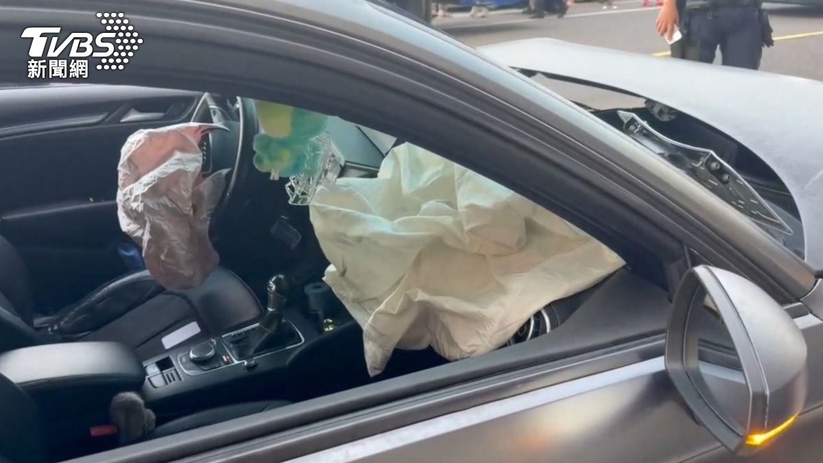 第三部車連安全氣囊都爆開，引擎蓋凹陷，雖然三車只有車損，但無辜的輪胎行老闆被波及送醫。（圖／TVBS）