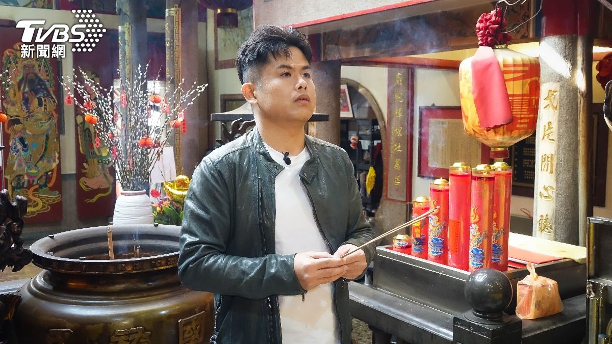 張再興誠心祈福。(圖/張哲鳴攝)