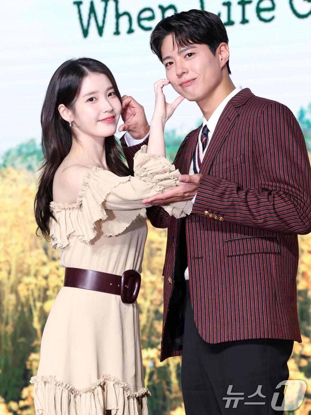 IU(左)、朴寶劍主演的《苦盡柑來遇見你》賺人熱淚。(圖/news1提供)