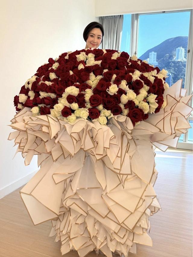 張玉珊在Instagram分享超巨大玫瑰花束。(圖/翻攝自shirley_msc IG)