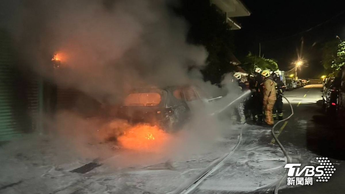 車子燒到焦黑。(圖/TVBS)