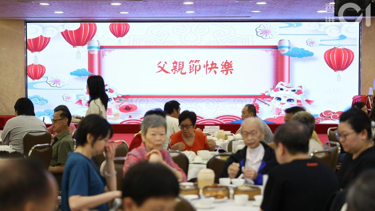 2025父親節倫敦大酒樓人潮洶湧。(圖/香港01提供)