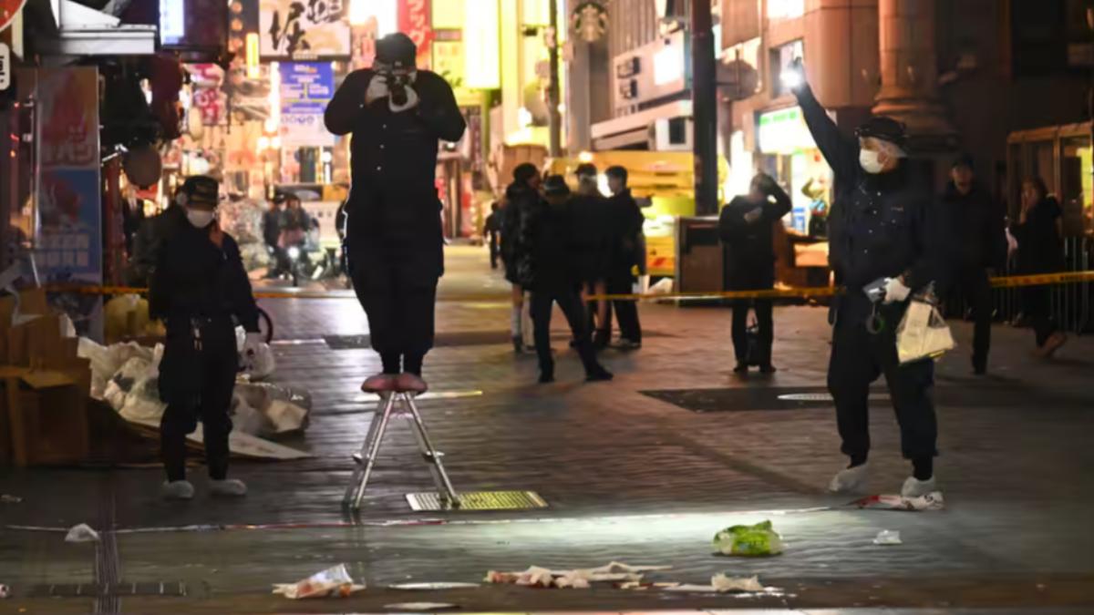 21歲嫌犯拔刀朝人群揮砍,其中一人失血過多宣告不治。(圖/翻攝產經新聞)