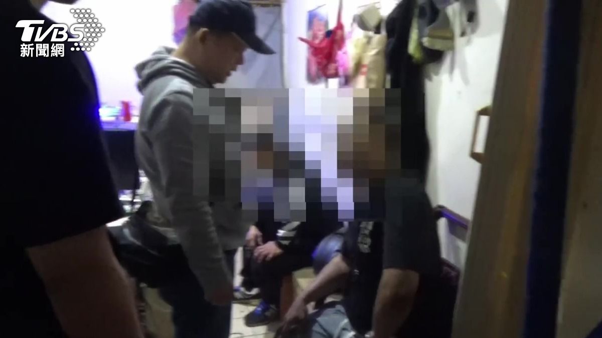 北市警誇區攻堅逮3毒犯。(圖/TVBS)