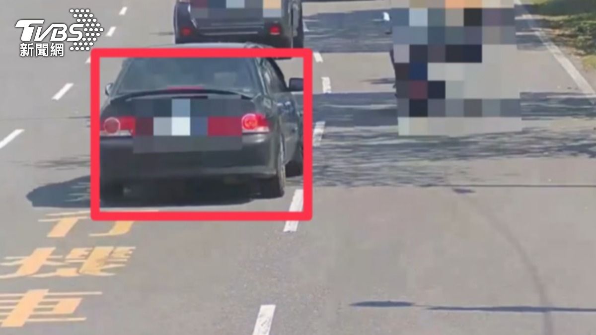 警方循線調閱犯嫌經過路口的監視器畫面。(圖/TVBS)